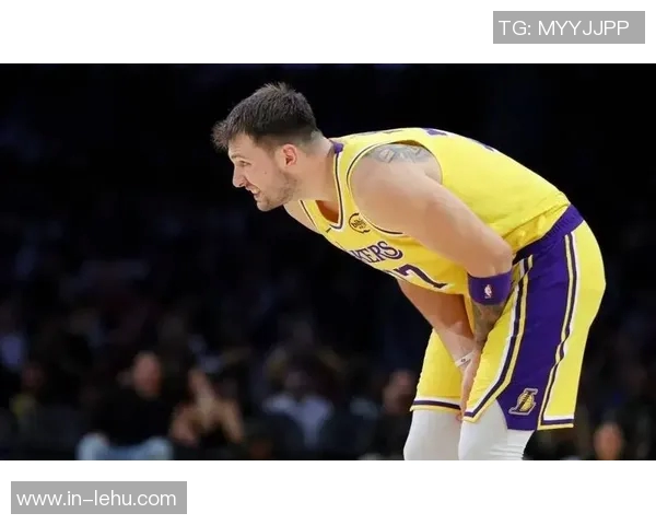 里夫斯谈与詹姆斯东契奇共打球的责任感与自我期许 里夫斯谈与詹姆斯东契奇共打球的责任感与自我期许